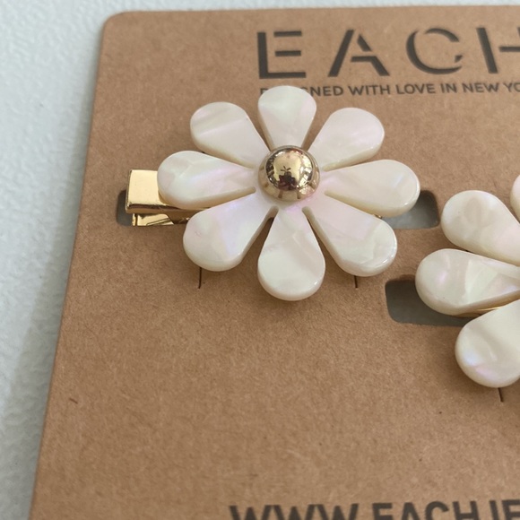 Each Jewels Daisy Barrettes Set of Two - Picture 3 of 3